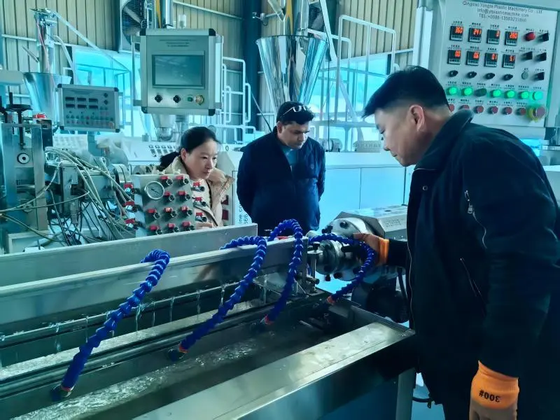 เครื่องท่อชลประทานยางทำงานนอกสถานที่สำหรับลูกค้าชาวอินเดีย