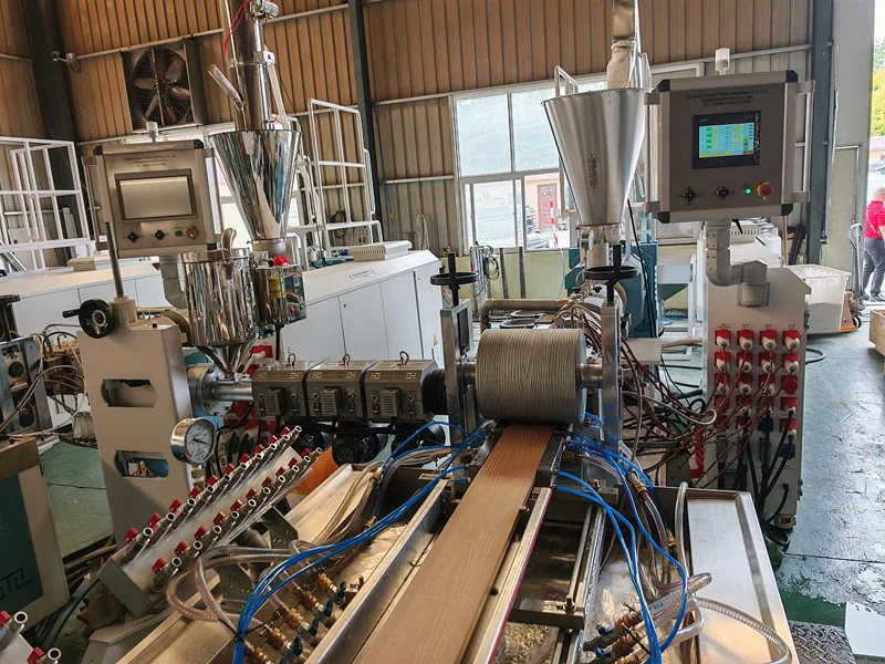 จะปรับปรุงความเร็วการผลิตของ WPC Decking Extrusion Line ได้อย่างไร?