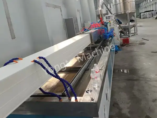 เครื่องทำโปรไฟล์รางน้ำฝน PVC จีน