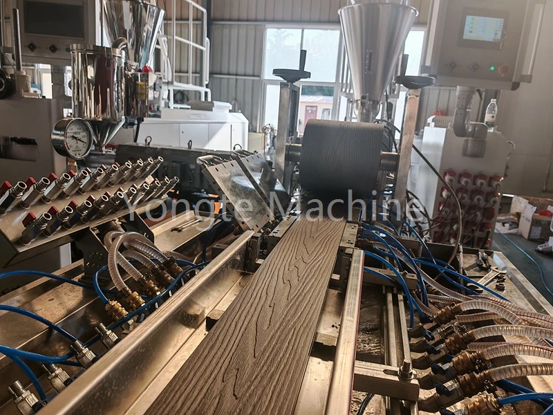 เครื่องจักรเปลี่ยนขยะพลาสติกให้เป็นโปรไฟล์ WPC