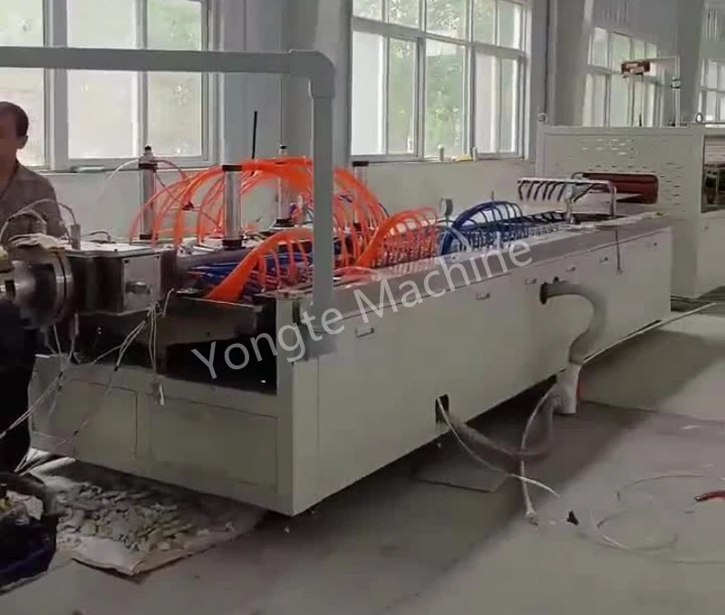 ติดตั้งสายการอัดรีดแผงผนัง PVC สำเร็จในประเทศจีน