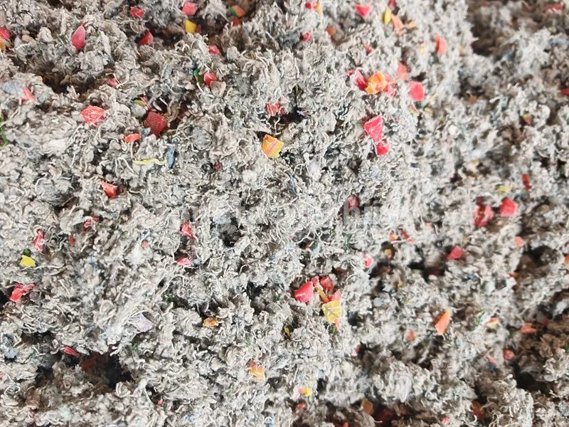 รีไซเคิลเสื้อผ้าเสียและเครื่องประกอบพลาสติก